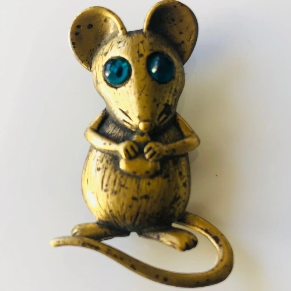 JJ signed brooch pin. Gold tone mouse W/green eyes